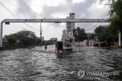 폭우로 물에 잠긴 28일 파키스탄 카라치 시내. [AFP=연합뉴스]