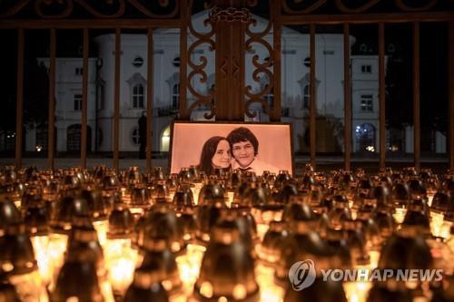 살해당한 슬로바키아 기자 얀 쿠치아크(오른쪽)와 약혼녀