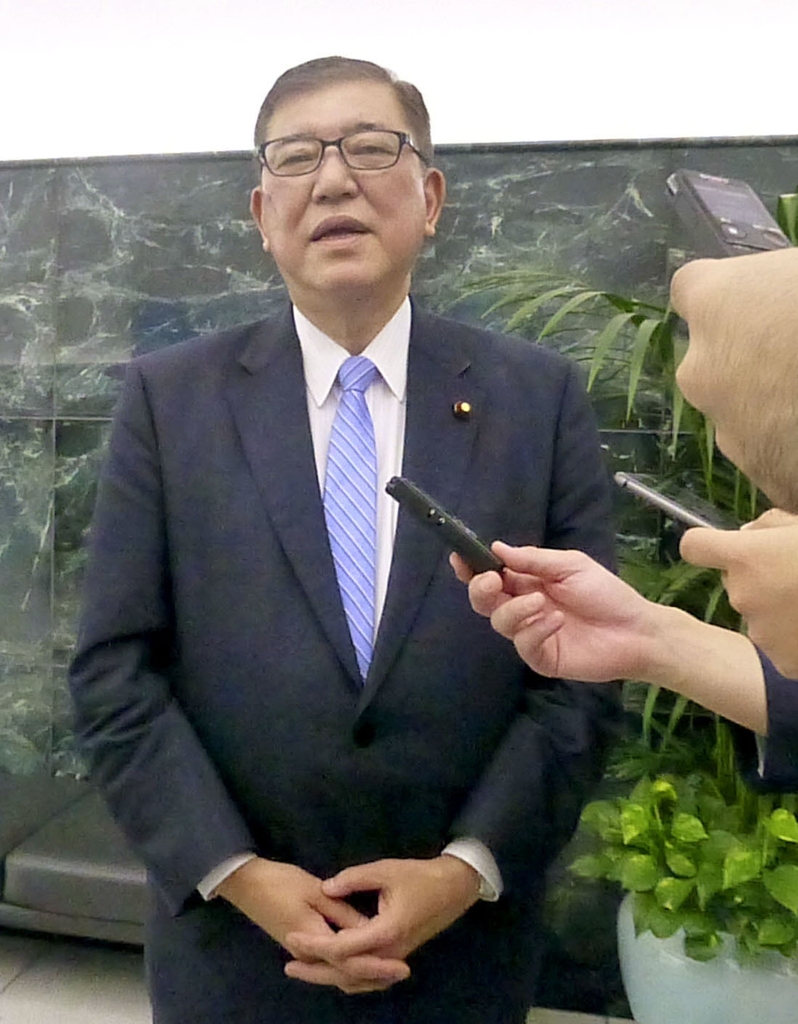 (후쿠오카 교도=연합뉴스) 자민당 총재 선거 후보로 나선 이시바 시게루 전 간사장이 5일 후쿠오카 방문 중 취재진의 질문에 답하고 있다. 