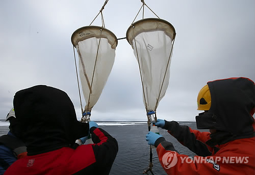 북극에서 식물플랑크톤 채집하는 아라온호 연구원들