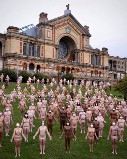 영국 런던 알렉산드라 궁전에 마스크 쓰고 행위예술작품 촬영 참여하러 온 사람들 / 스펜서 튜닉 페이스북 캡처