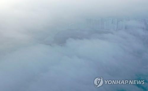 지난 18일 오전 강원 춘천시에 짙은 안개가 내리깔려 있다. [연합뉴스 자료 사진]
