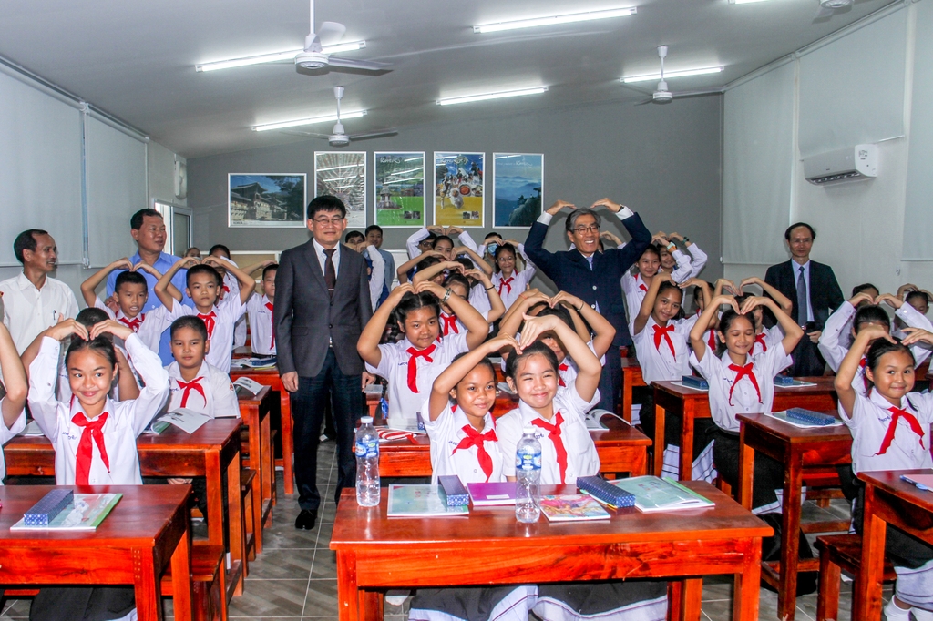 라오스 중등학교 3곳에 한국어 시범수업 도입