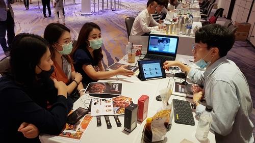 통역을 통해 모니터 속 한국식품업체 관계자와 상담하는 태국 바이어들 2020.8.26