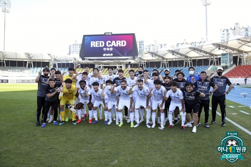 6-0 대승과 탈꼴찌를 자축하는 인천 유나이티드 선수들