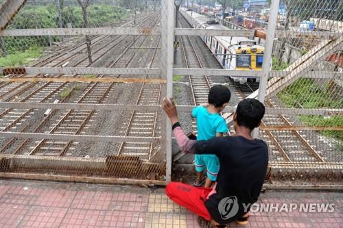 정전으로 인해 일시 운행이 중단된 인도 뭄바이의 전철. [AFP=연합뉴스]