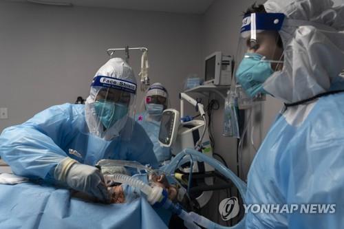 지난달 31일(현지시간) 미 텍사스주 휴스턴의 유나이티드 메모리얼 의료센서(UMMC)의 중환자실에서 의료진이 코로나19 환자를 치료하고 있다. [AFP=연합뉴스]