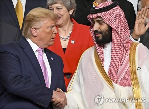 2019년 6월 일본 오사카에서 열린 G20 정상회의에서 악수하는 도널드 트럼프 대통령(왼쪽)과 무함마드 빈 살만 사우디 왕세자.[EPA=연합뉴스 자료사진]