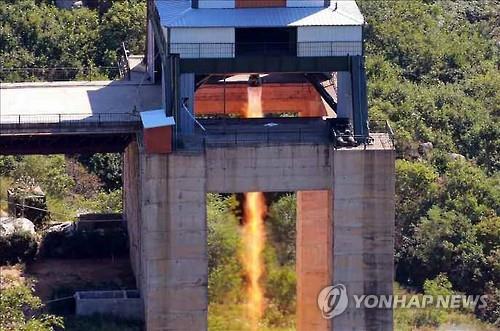 北, 신형 로켓엔진 분출 시험 사진 공개