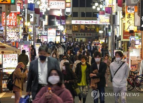 (도쿄 EPA=연합뉴스) 일본에서 신종 코로나바이러스 감염증(코로나19)이 빠르게 확산하는 가운데 25일 오후 도쿄도(東京都)의 유흥가인 가부키초(歌舞伎町)가 사람들로 붐비고 있다.