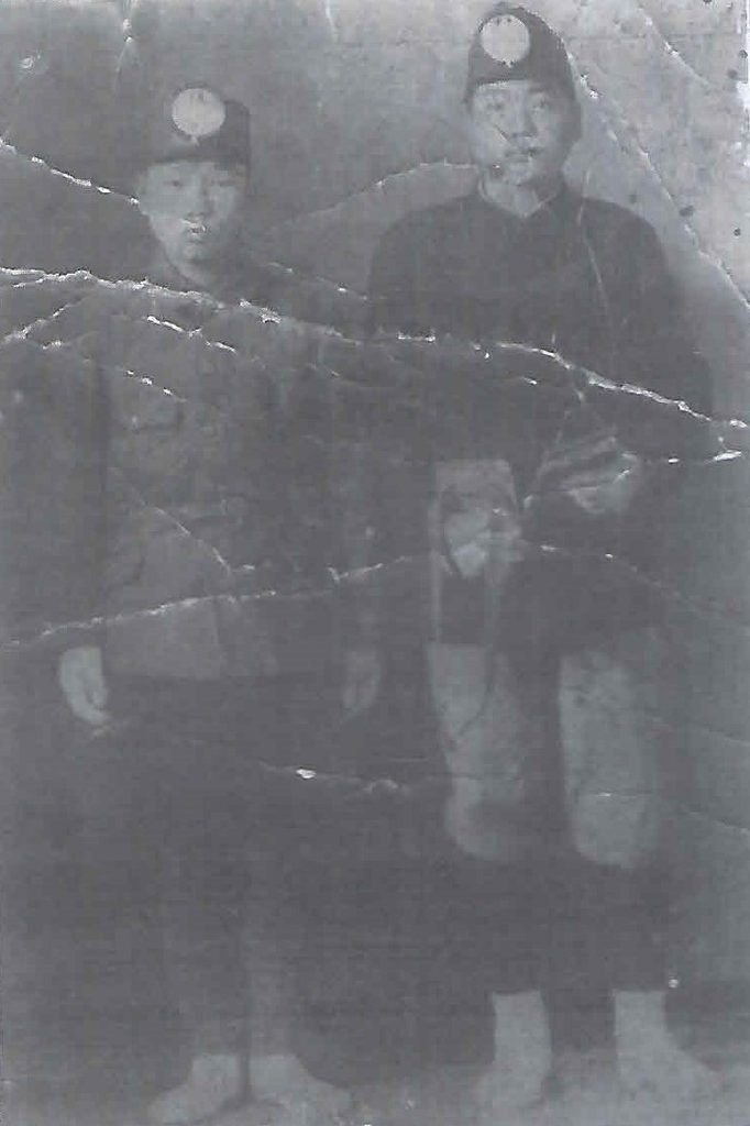 강제노역 당시 권충훈씨(오른쪽)가 동료와 함께 찍은 사진