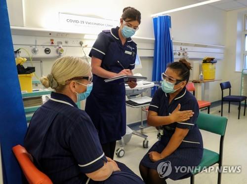 On the 4th in the UK, a head nurse conducts tests for Corona 19 vaccination