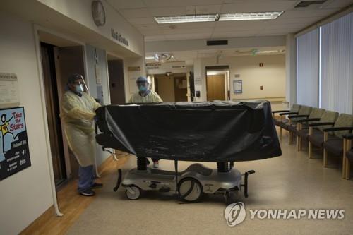 미 캘리포니아주의 세인트 주드 의료센터에서 병원 직원들이 코로나19로 숨진 희생자를 옮기고 있다. [AP=연합뉴스 자료사진]