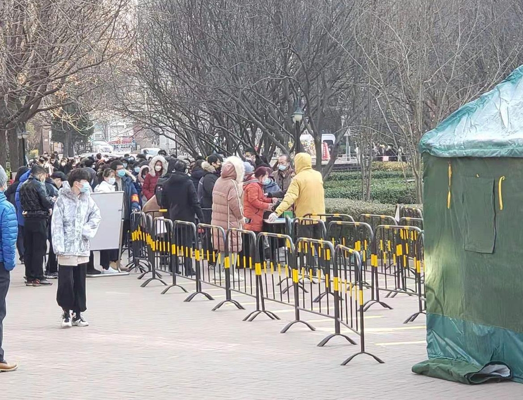코로나19 전수 검사를 받고자 대기하는 베이징 왕징의 아파트 전경
