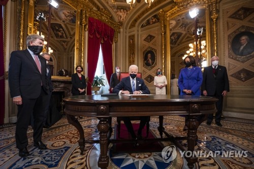 취임식 직후 행정문서 서명하는 바이든 미국 대통령 