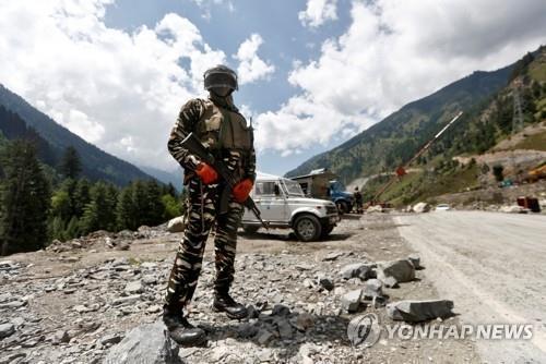 "인도·중국군, 지난주 국경서 충돌…부상자 발생"