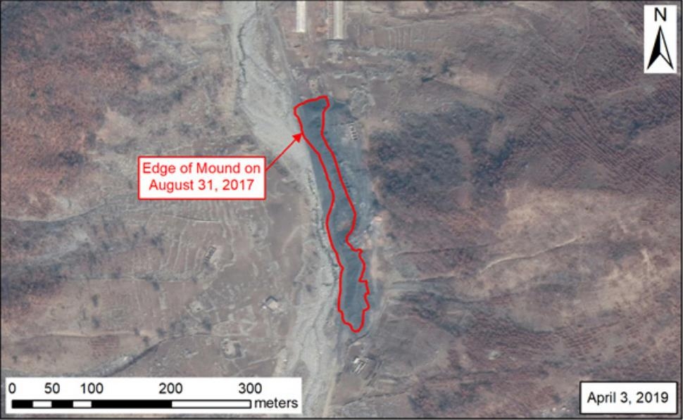 북한인권시민연합은 북한 18호 관리소 광산구역에 대한 위성사진을 분석한 결과 2019년 4월 3일 석탄 더미가 2017년 8월 31일보다 더 늘어난 것으로 조사됐다고 25일 밝혔다. [북한인권시민연합 제공. 재판매 및 DB 금지]