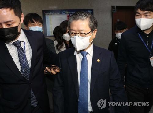 Homeland Minister Byeon Chang-heum controversy over allegations of land speculation in advocacy for LH employees
