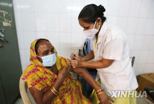 인도 보팔에서 진행된 코로나19 백신 접종. [신화=연합뉴스] 
