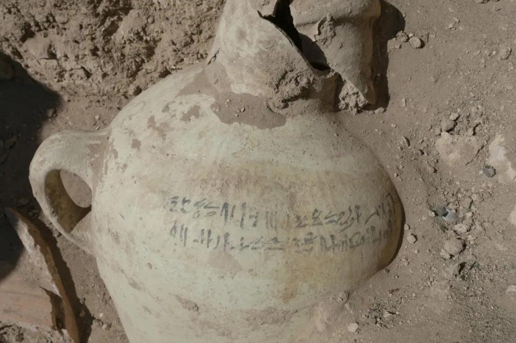 이집트 룩소르에서 새로 발굴된 도시 유적에서 출토된 유물