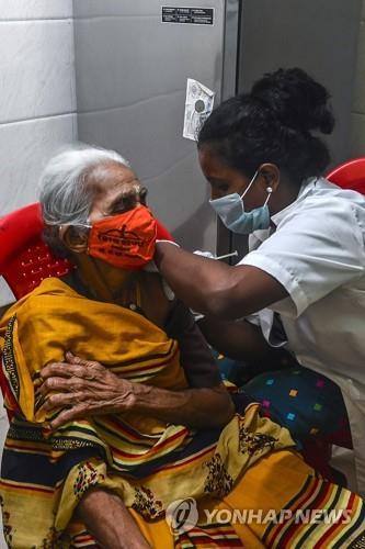 인도 뭄바이에서 진행된 코로나19 백신 접종 장면. [AFP=연합뉴스]
