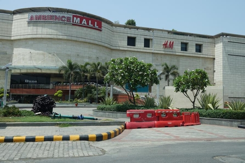  코로나19 확산에 따라 문을 닫은 뉴델리 쇼핑몰