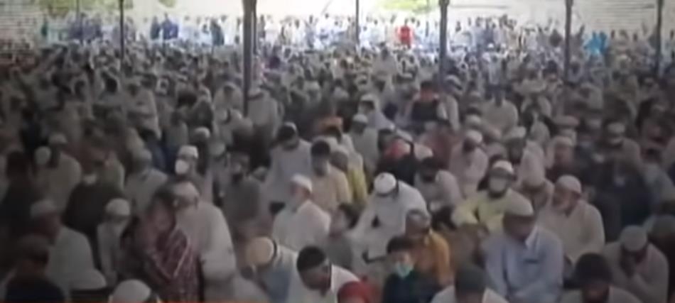 인도 하이데라바드에서 사람들이 밀집한 상황에서 열린 이슬람 금요 예배. [SNS 영상 캡처. 재판매 및 DB 금지]