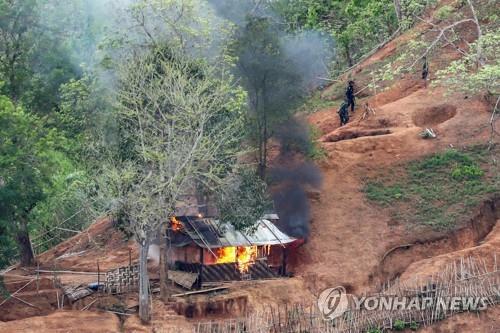 카렌 반군이 살윈강변 미얀마군 전초기지를 불태우는 모습. 2021.4.28