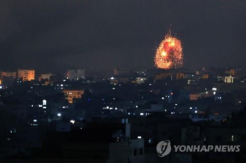 이스라엘군의 야간 폭격을 받은 가자지구