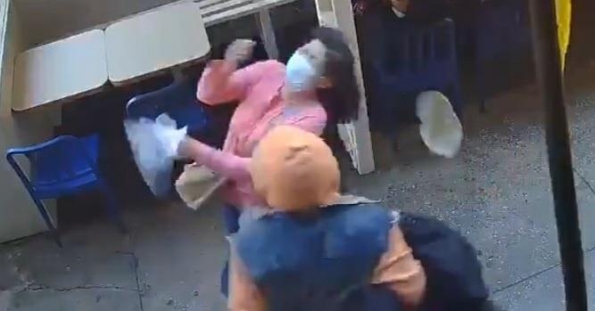 폭행당하는 아시아계 여성
