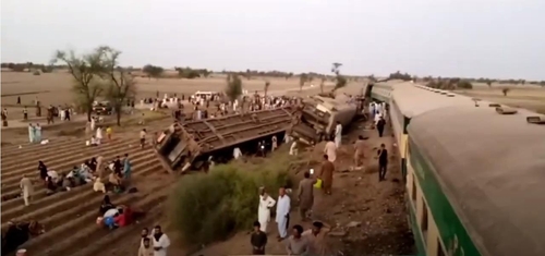 파키스탄 남부에서 발생한 열차 충돌 현장 모습. [SNS 영상 캡처. 재판매 및 DB 금지]