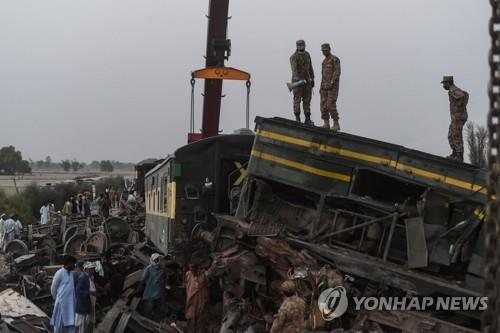 파키스탄 열차 충돌 사고 사상자 150여명으로 늘어