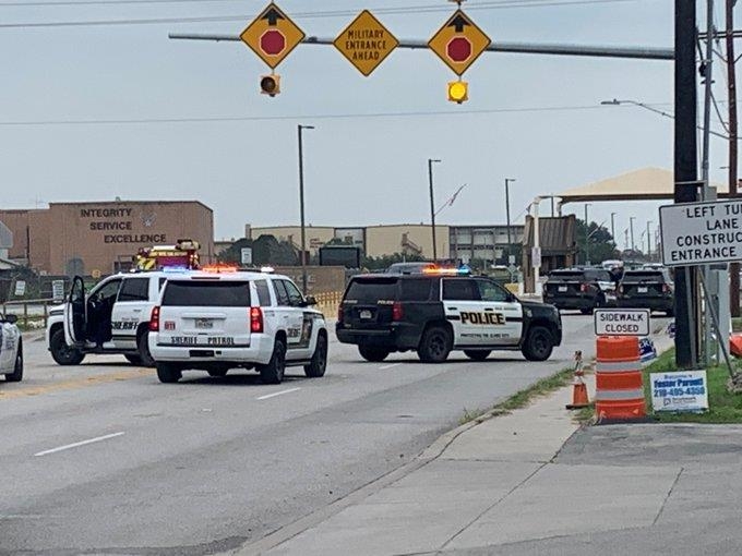 [트위터 캡처] 텍사스 공군기지 앞에 출동한 샌안토니오 경찰