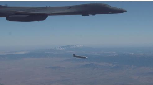 미국 B-1B 전략폭격기서 초음속 미사일 발사를 위한 재즘 시험