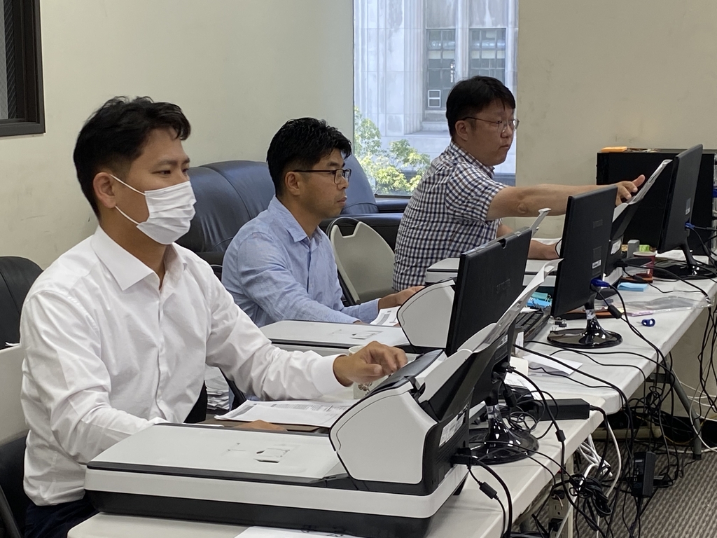 자가격리 면제서 발급 업무에 투입된 LA 총영사관 직원들