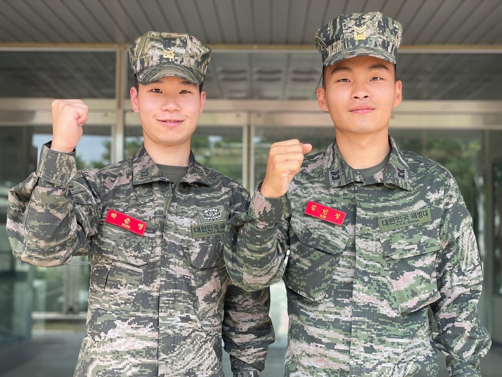 도로 한복판 전복사고에…차 세우고 달려가 응급처치한 군인들