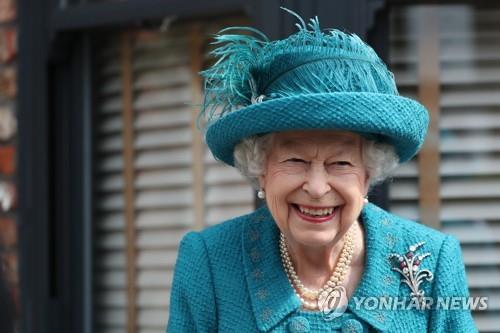영국 여왕, 70년 만에 왕실 정원 첫 공개…"코로나 시대 힐링"