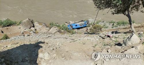 14일 파키스탄 북부에서 폭발 사고 후 협곡으로 굴러떨어진 중국 근로자 탑승 버스. [EPA=연합뉴스]