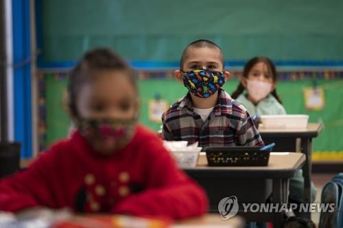 지난 4월 미 LA의 한 유치원에서 마스크를 쓴 어린이들이 수업을 듣고 있다. [AP=연합뉴스 자료사진]