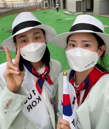 도쿄올림픽 대표팀 단복 입은 '단짝' 김연경과 김수지