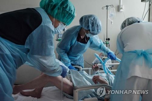 일본 홋카이도대학병원 의료진이 지난 3일 코로나19 환자를 돌보고 있다. [AFP=연합뉴스 자료사진]