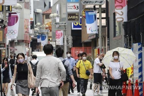 (도쿄 AP=연합뉴스) 일본 정부가 신종 코로나바이러스 감염증(코로나19) 대응을 위한 긴급사태 연장 및 적용 지역 확대를 발표한 17일 도쿄 거리가 행인들로 붐비고 있다. 