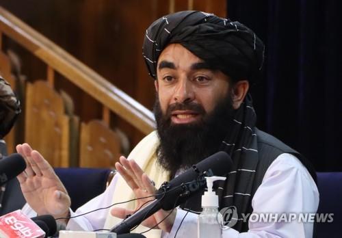 (카불 EPA=연합뉴스) 17일(현지시간) 아프가니스탄 수도 카불에서 이슬람 무장조직 탈레반 대변인인 자비훌라 무자히드가 기자회견을 하고 있다. 탈레반이 아프간을 장악한 후 이날 첫 공식 기자회견을 가진 무자히드 대변인은 아프간 전쟁은 종료됐다고 선언했다. 그러면서 이슬람법의 틀 안에서 여성의 권리를 존중할 것이라고 밝히는 등 변화를 천명했다. 