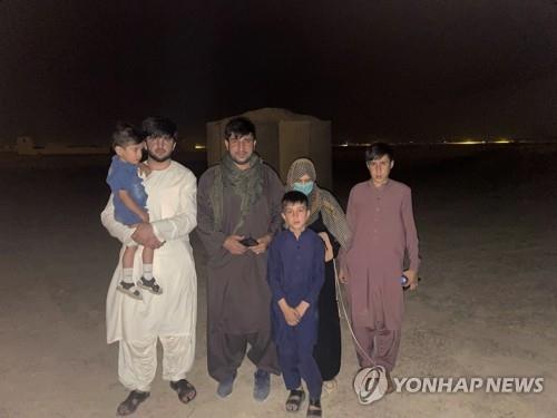 18일(현지시간) 아프가니스탄 수도 카불에서 미군에 의해 구조된 칼리드 가족.[AP=연합뉴스]