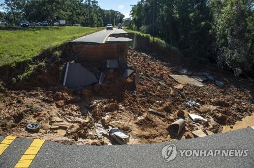 허리케인 아이다가 뿌린 폭우에 유실된 고속도로