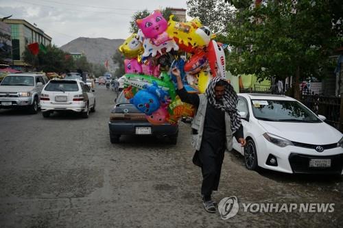 8월 31일 카불 시내에서 풍선 판매하는 상인