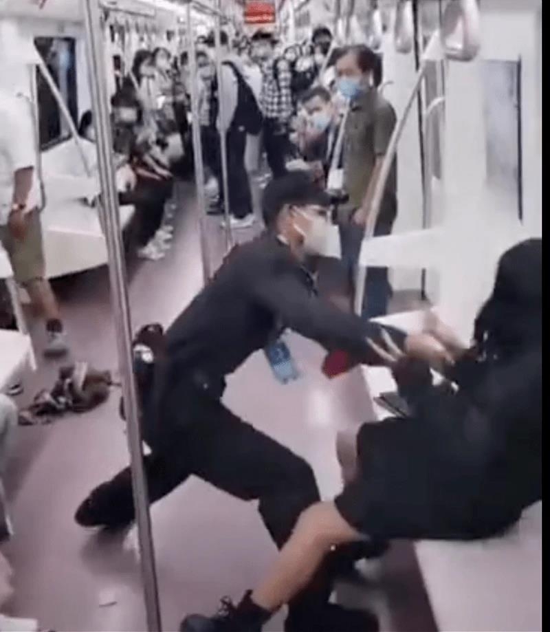 시안 지하철에서 보안요원이 여성승객을 강제로 끌어내는 모습