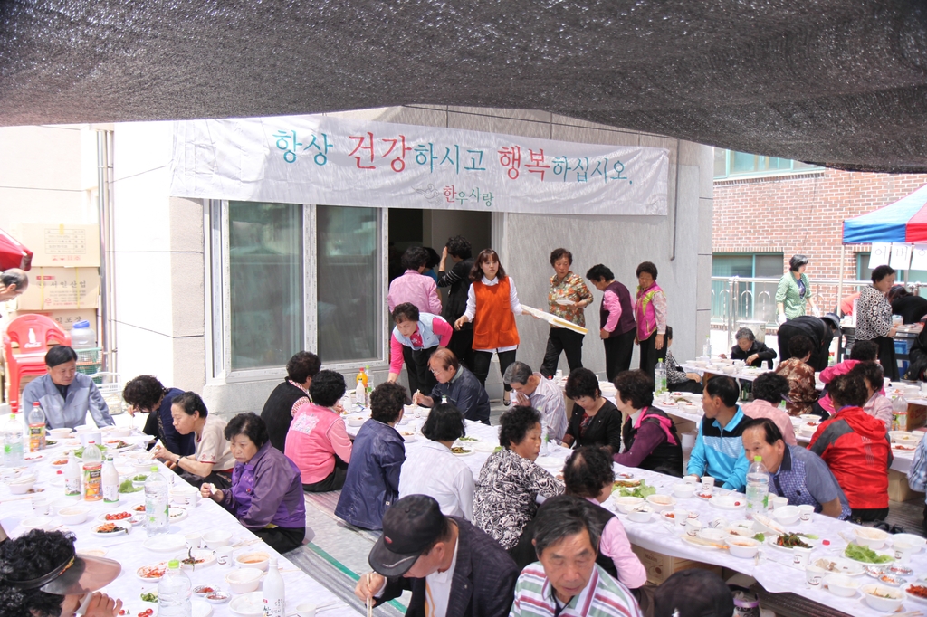 2013년 5월 8일 옥상에 마련한 어버이날 점심 대접 행사