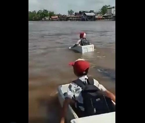 인도네시아 '스티로폼 박스' 타고 강 건너는 학생들에 시끌