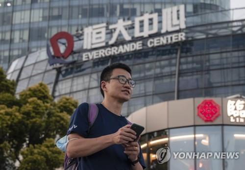 9월 21일 한 남성이 중국 상하이의 헝다센터 앞을 지나는 모습. [EPA=연합뉴스] 